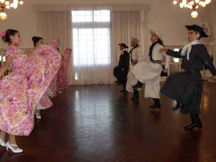 Presentación de la Escuela de Danzas Aída Mastrazzi