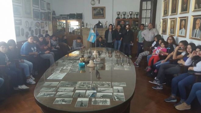 Visita de alumnos de la Escuela de Remo "El Puertito" de la Villa 21-24 Zavaleta