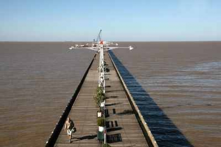 A los señores socios por uso del muelle para concursos