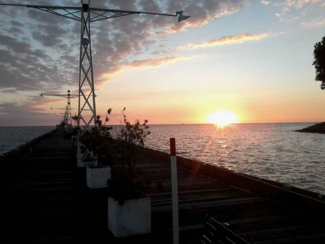 Amanece en el muelle