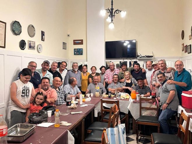 Reunión de camaradería de los pescadores de concurso