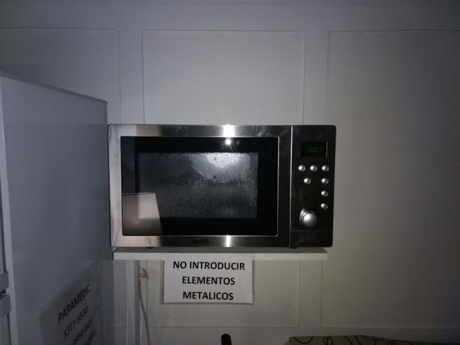 Nuevo horno microondas en el comedor de socios