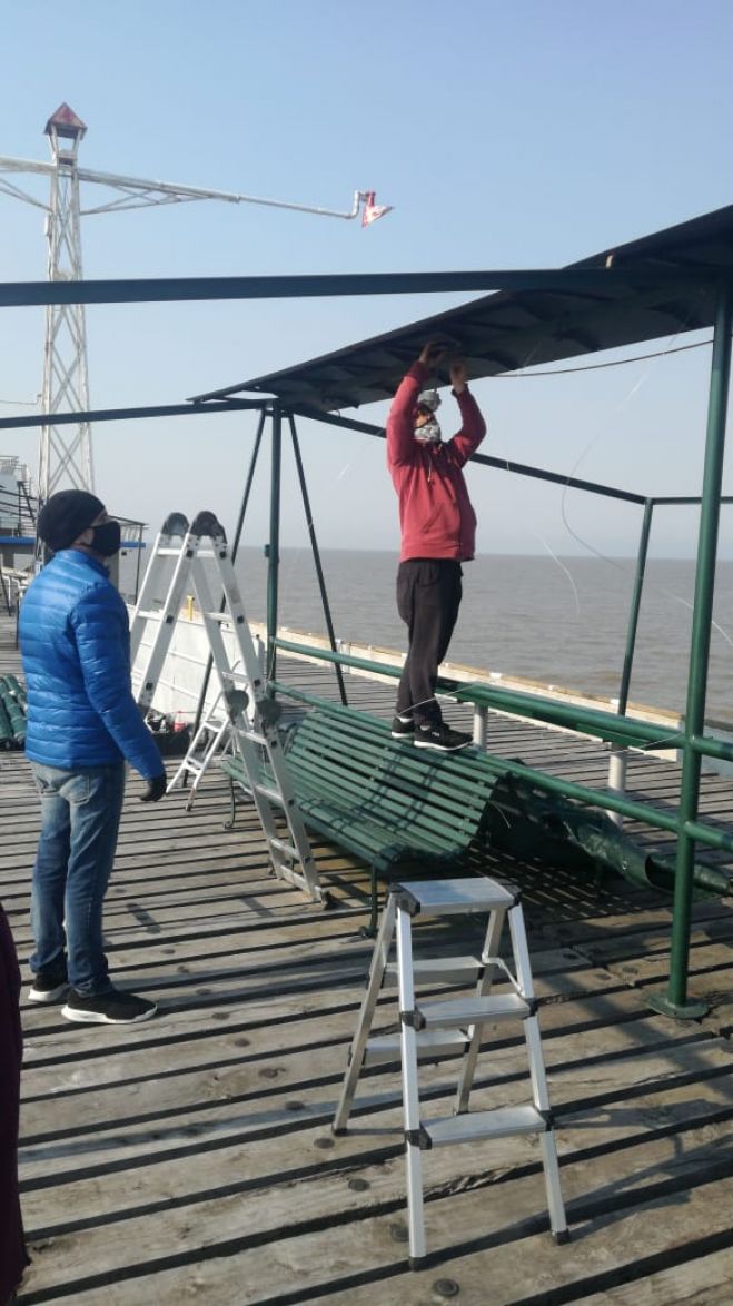 Reparación e instalación de los toldos del muelle