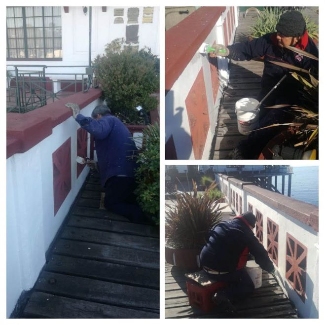 Pintura en el muelle de entrada a la casa central