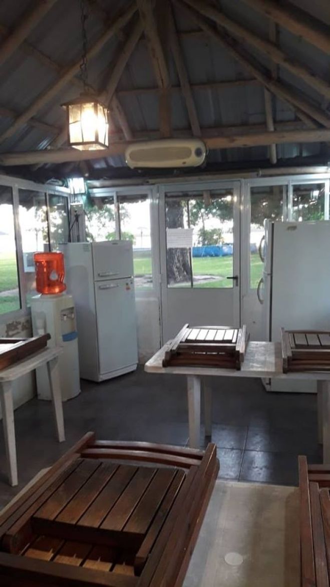 La heladera con freezer recientemente adquirida ya instalada y funcionando en el quincho del Guazú